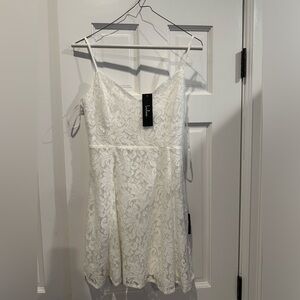 Lulus white lace dress perfect condition. New with tags! Size small.